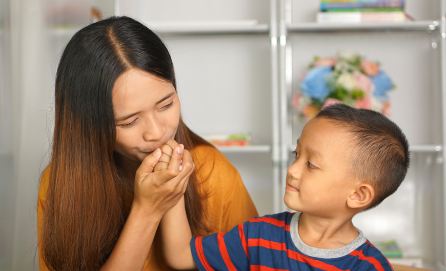 ciuman anak cerdas, manfaat ciuman anak, cara mendidik anak dengan cinta, Bunda, si Kecil